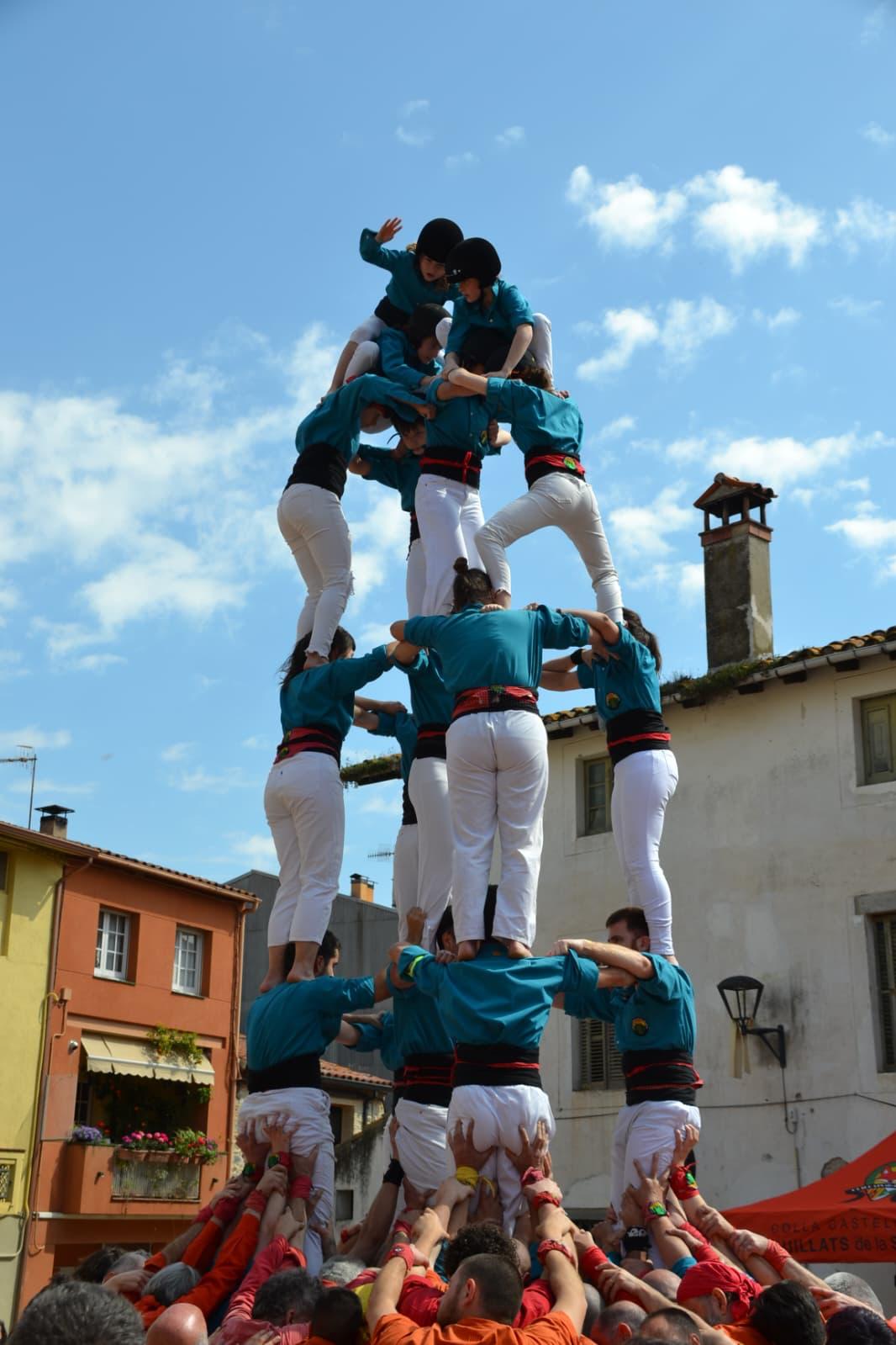 Colla Castellera del Baix Montseny fent un castell al Palau